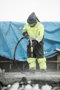 Trockeneisstrahlen vs Sandstrahlen – Profi beim Strahlen mit Schutzausrüstung