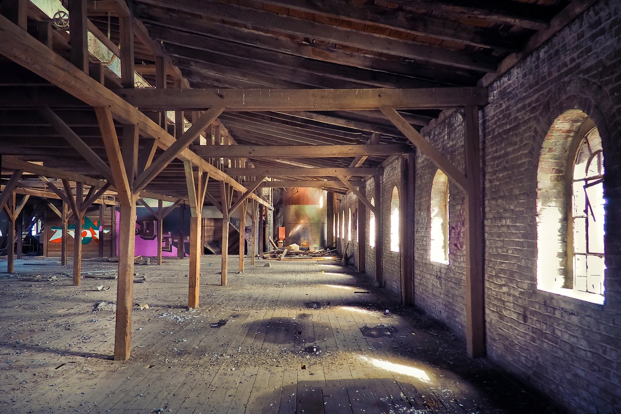 Trockeneisstrahlen Holz – alte Fachwerkbalken und Dachstuhl vor der Reinigung